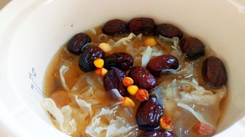 红枣银耳莲子汤,四小时候即可食用。