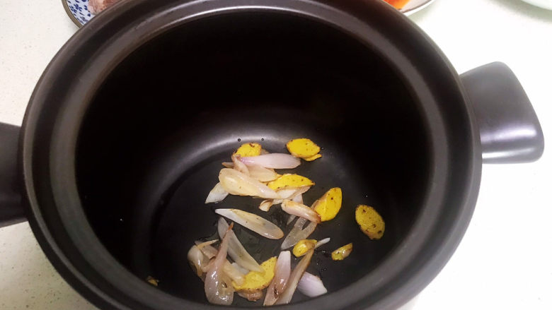 山药玉米排骨汤,把炒好的葱姜放入砂锅