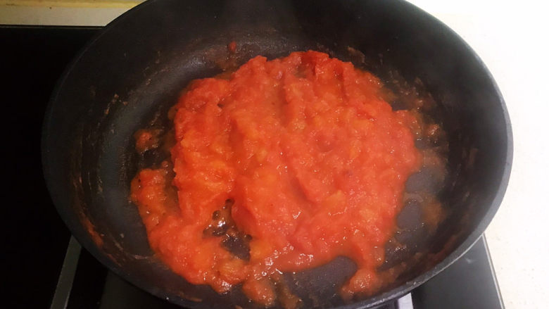 山药玉米排骨汤,翻炒成浓郁的番茄酱，这个过程大约需要10多分钟，需要一点耐心