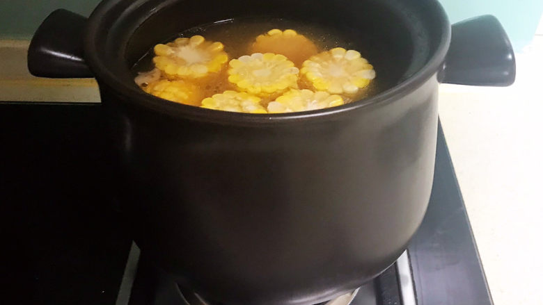 山药玉米排骨汤,加入玉米，大火烧开后小火慢煲20分钟