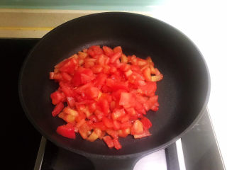 山药玉米排骨汤,炒锅烧热后加入番茄丁