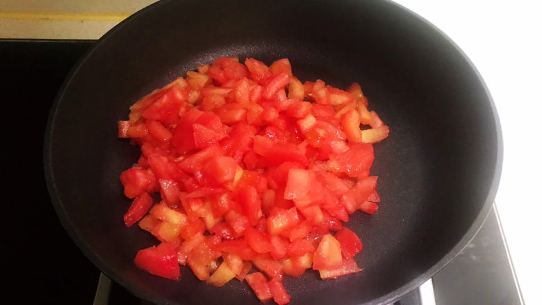 山药玉米排骨汤,炒锅烧热后加入番茄丁