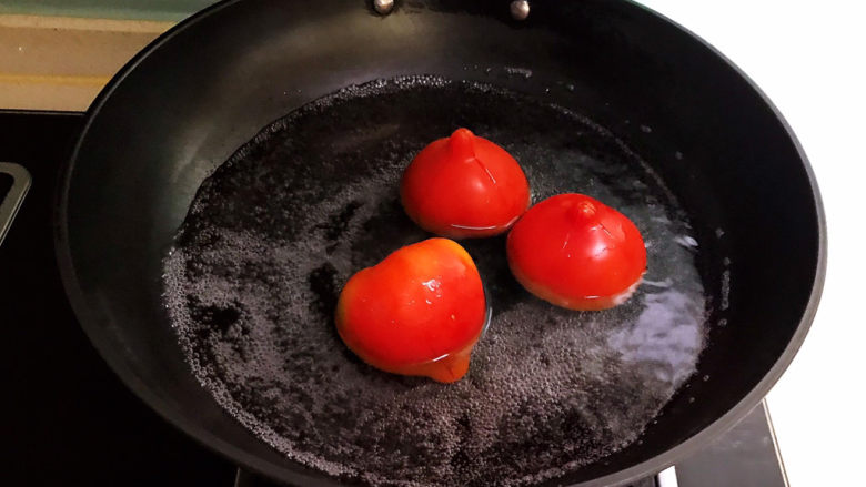 山药玉米排骨汤,水烧开后把番茄放入锅中，煮2分钟