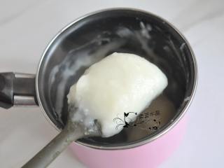 软绵绵吐司,将汤种的配料混合均匀，在灶上加热至表面有纹路，离火后晾凉备用。