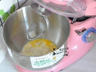软绵绵吐司,将汤种、蛋液、牛奶、奶粉、糖、盐倒入厨师机内胆中。