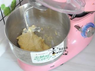 软绵绵吐司,加入黄油后，等面团吸收掉黄油，转为4档揉面。