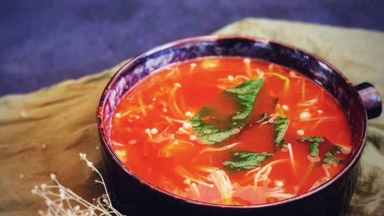番茄金针菇汤,酸甜可口