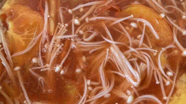 番茄金针菇汤,搅拌均匀