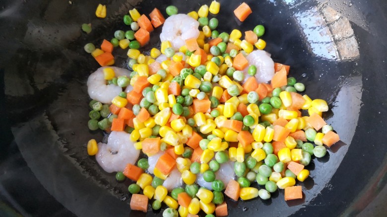玉米炒虾仁,加入焯好的蔬菜。