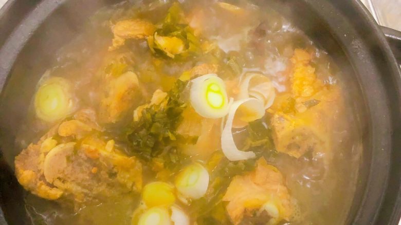 酸菜炖大骨,煮至快收汁时放入剩下的大葱