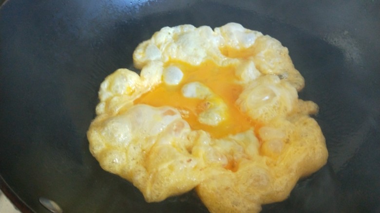 鸡蛋炒菠菜,开火烧热倒一汤勺油烧热倒入鸡蛋炒金黄倒出备用。