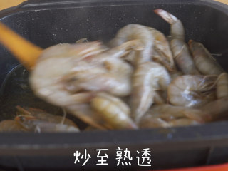 鲜美酥香的【面包糠炒虾】好吃到吮指,倒入腌制好的鲜虾，翻炒熟透后取出待用