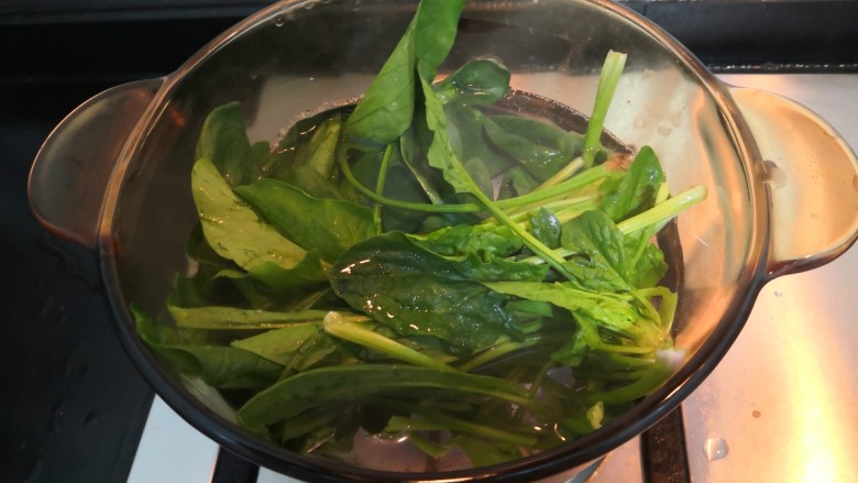 鸡蛋炒菠菜,水煮开后，把菠菜放入锅中，焯去多余的草酸