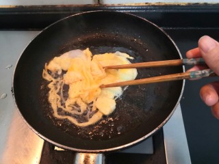 鸡蛋炒菠菜,用筷子，快速划散，使鸡蛋液，凝固断生