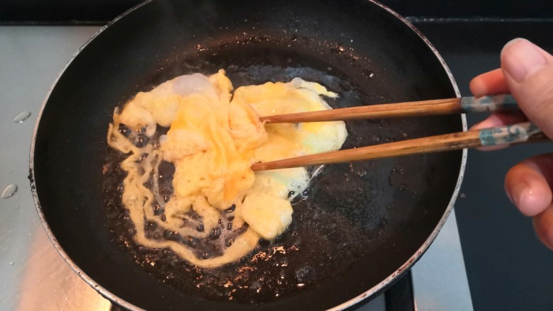 鸡蛋炒菠菜,用筷子，快速划散，使鸡蛋液，凝固断生