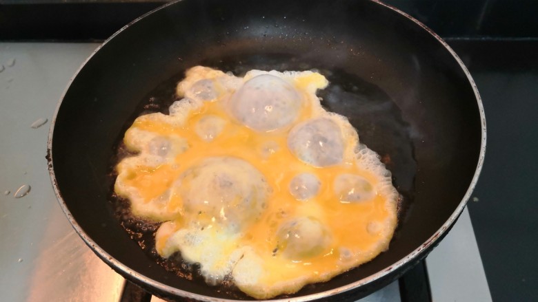 鸡蛋炒菠菜,把鸡蛋液，倒入锅中