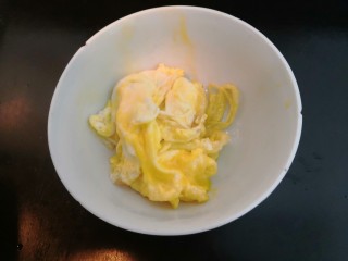 鸡蛋炒菠菜,鸡蛋断生后，盛出备用
