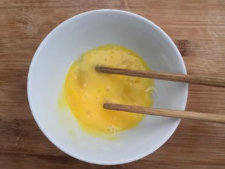 鸡蛋炒菠菜,把鸡蛋磕入碗中，搅拌均匀