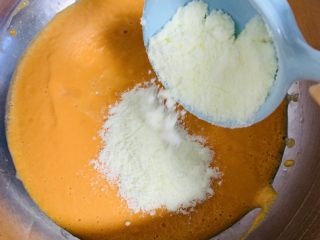 胡萝卜华夫饼,加入雀巢奶粉。