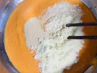 胡萝卜华夫饼,用筷子搅拌均匀。