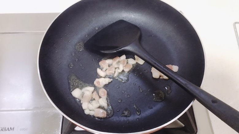 韭菜炒豆芽,锅里少量油先放入肥肉，煎出油