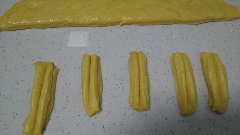南瓜油条,2个叠在一起，用筷子在中间压一下
