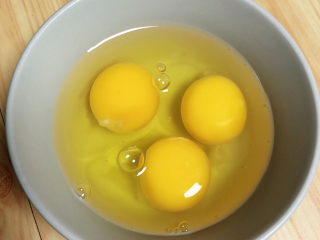 鸡蛋炒菠菜,将鸡蛋打入碗中。