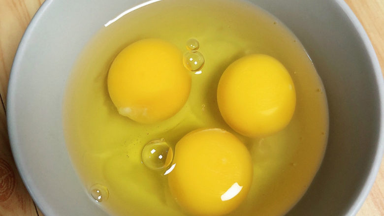 鸡蛋炒菠菜,将鸡蛋打入碗中。