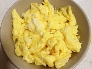 鸡蛋炒菠菜,炒好鸡蛋放入碗中。
