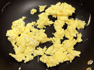 鸡蛋炒菠菜,打入鸡蛋液，翻炒均匀。