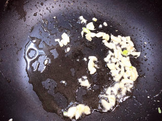 鸡蛋炒菠菜,锅中倒入少许油，放入蒜煸香。
