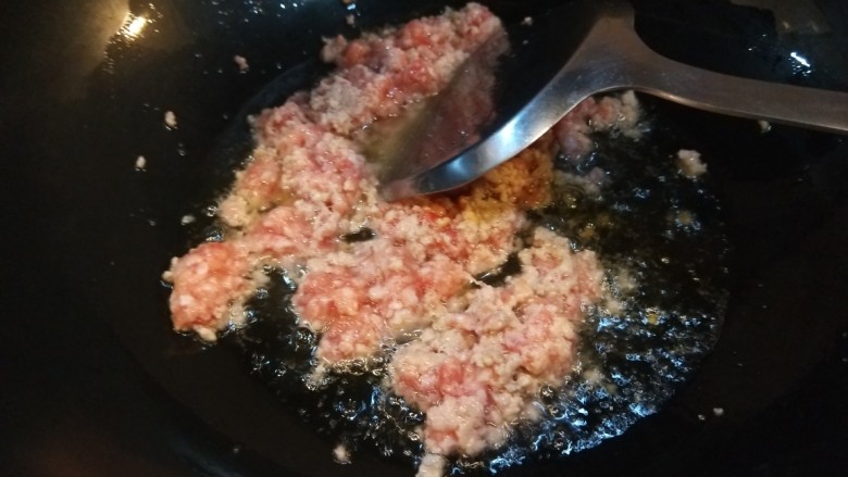 土家酱香饼,锅中倒入适量油炒肉末。