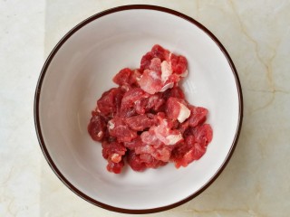 营养美味的豌豆炒牛肉,牛肉切丁放入小碗中。