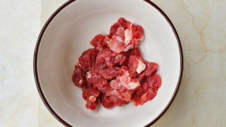营养美味的豌豆炒牛肉,<a style='color:red;display:inline-block;' href='/shicai/ 216'>牛肉</a>切丁放入小碗中。