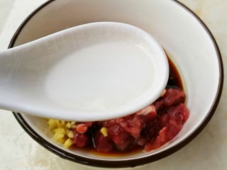 营养美味的豌豆炒牛肉,一勺料酒。