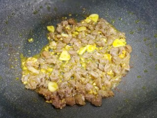 营养美味的豌豆炒牛肉,将牛肉粒中加一勺油拌匀翻炒至牛肉粒变色盛起备用。