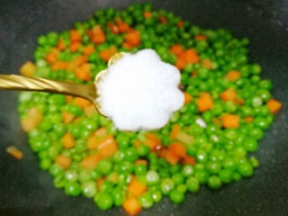 营养美味的豌豆炒牛肉,加一勺盐。