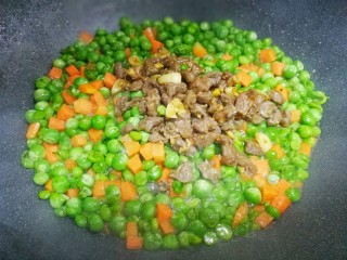 营养美味的豌豆炒牛肉,加入牛肉炒匀即可。