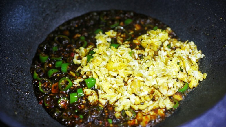 爆好吃的青椒鸡蛋拌面,加入鸡蛋煮至浓稠，和面条拌匀即可。