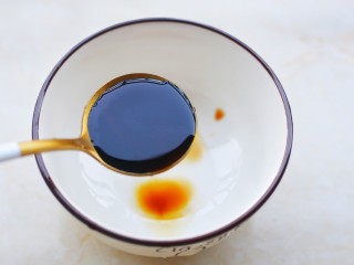 驱寒暖胃的酸辣汤,调汤底：一勺胡椒粉+一勺生抽。