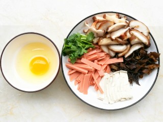 驱寒暖胃的酸辣汤,豆腐，木耳，火腿切条，香菇切片，香菜切碎。