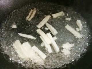 驱寒暖胃的酸辣汤,锅中烧开水，加入豆腐煮一分钟。