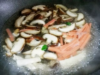 驱寒暖胃的酸辣汤,加入香菇木耳火腿。