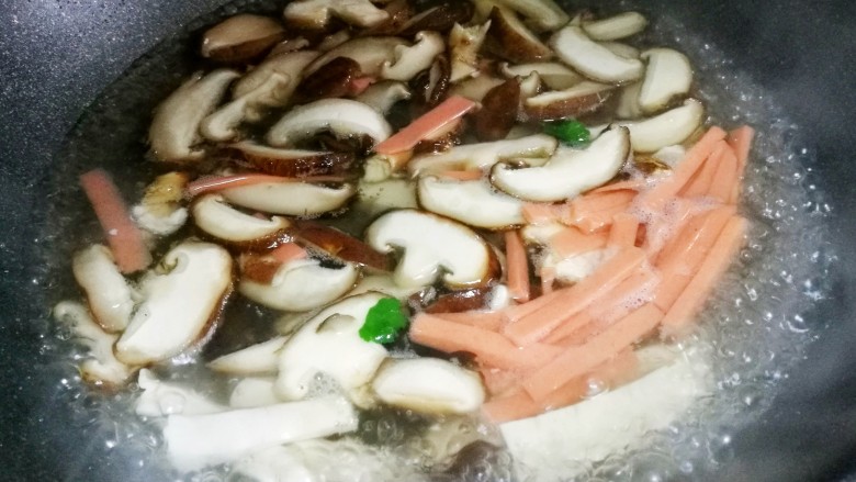 驱寒暖胃的酸辣汤,加入香菇木耳火腿。