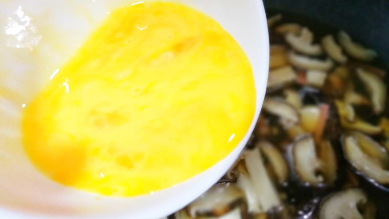 驱寒暖胃的酸辣汤,慢慢加入蛋液煮沸关火。