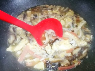 驱寒暖胃的酸辣汤,撒上香菜拌匀出锅。