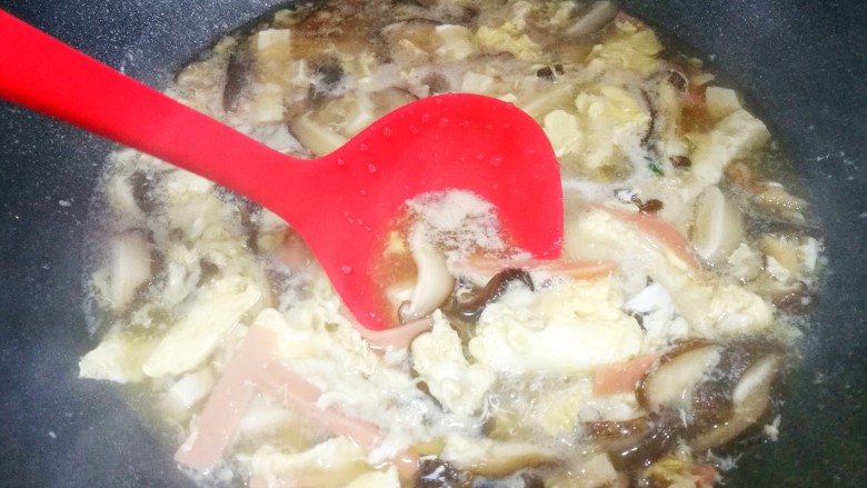 驱寒暖胃的酸辣汤,撒上香菜拌匀出锅。