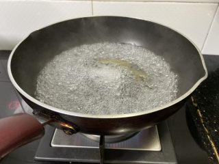 鸡蛋炒菠菜,锅中加入清水大火烧开放入一勺食用油和少许盐