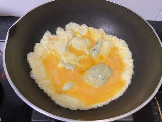 鸡蛋炒菠菜,起油锅倒入蛋液