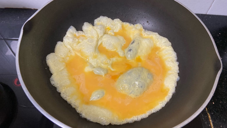 鸡蛋炒菠菜,起油锅倒入蛋液